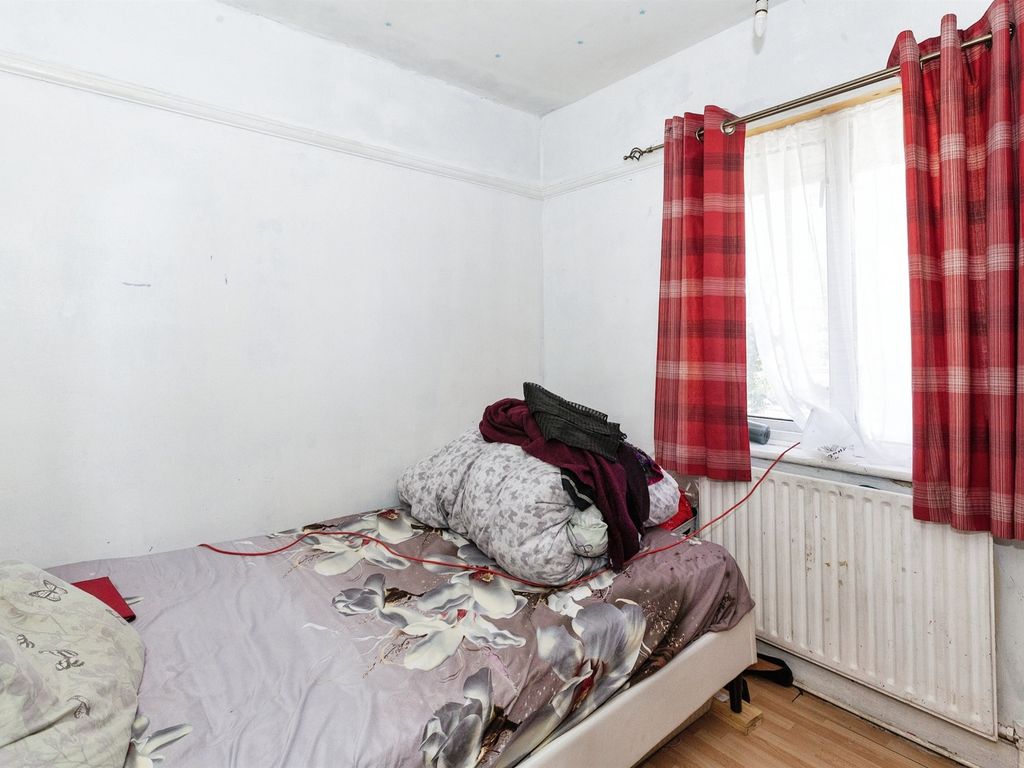 2 bed maisonette for sale in Adelphi Gardens, Slough SL1, £185,000