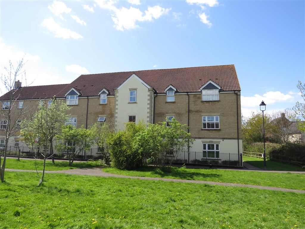 2 bed flat for sale in Kingfisher Court, Calne SN11, £140,000