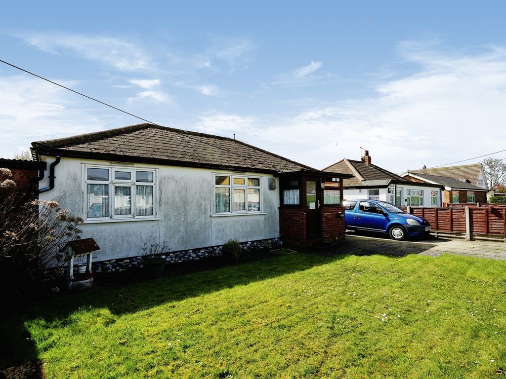 2 bed detached bungalow for sale in Fakes Road, Hemsby, Great Yarmouth NR29, £190,000