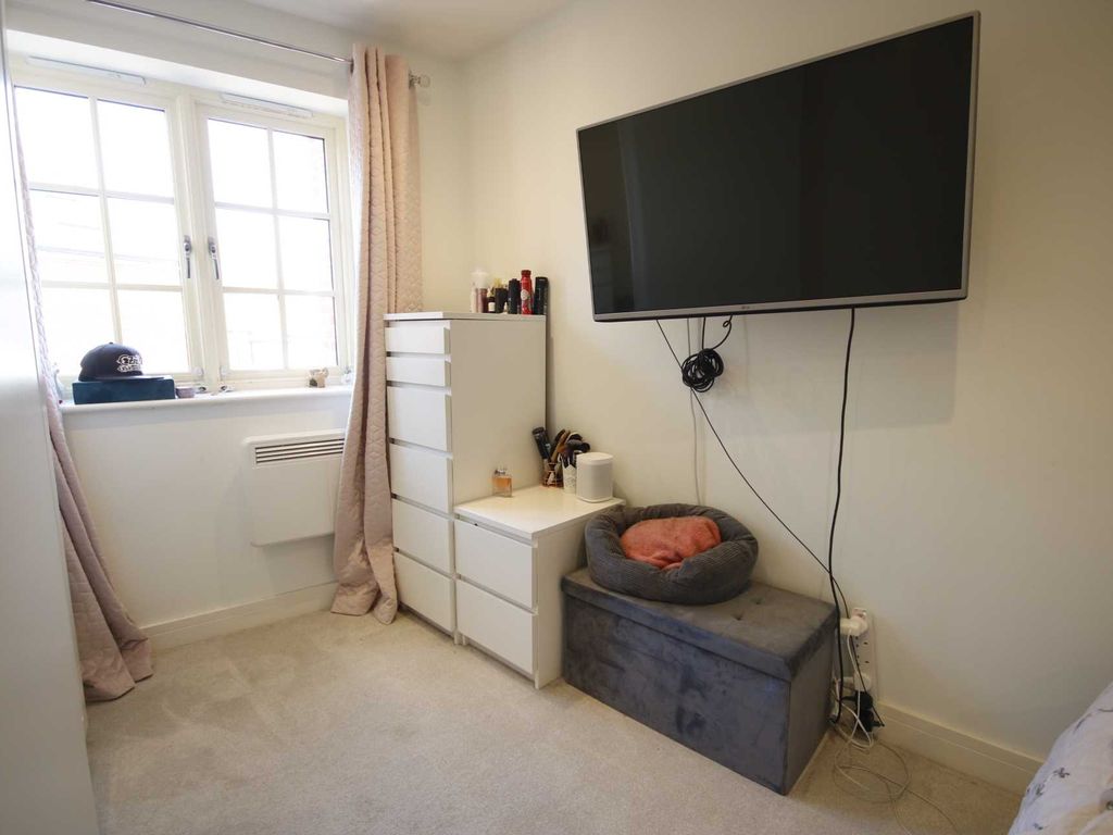 1 bed flat for sale in The Cross, Ashley Cross, Poole BH14, £194,950