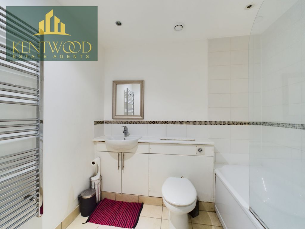 1 bed flat for sale in High Street, Slough SL1, £200,000