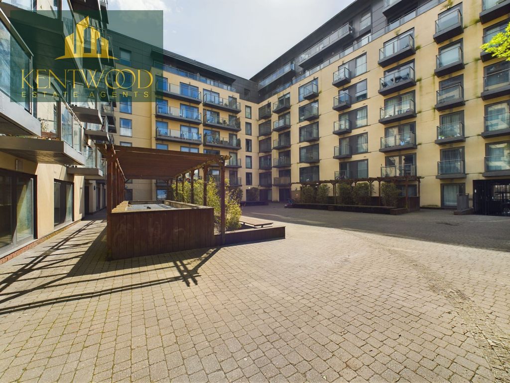 1 bed flat for sale in High Street, Slough SL1, £200,000
