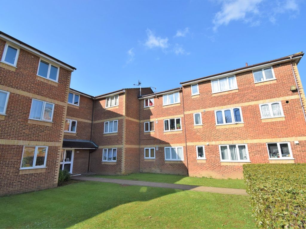 1 bed flat for sale in Walpole Road, Slough SL1, £195,000