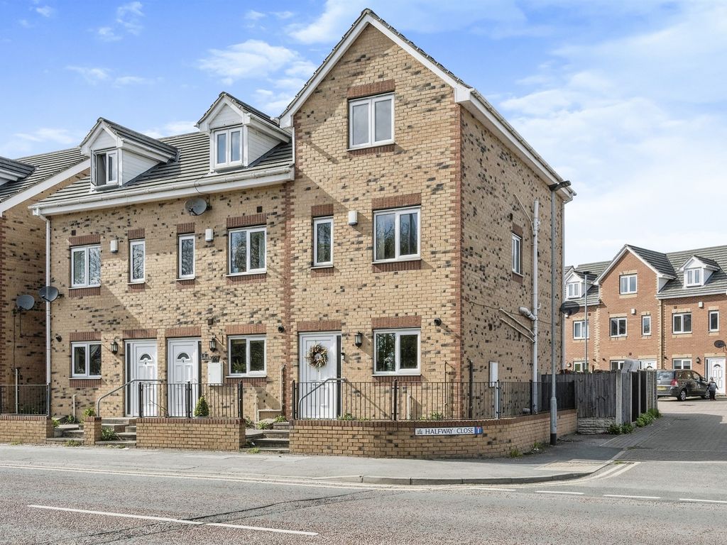 4 bed town house for sale in Halfway Close, Goldthorpe, Rotherham S63, £120,000
