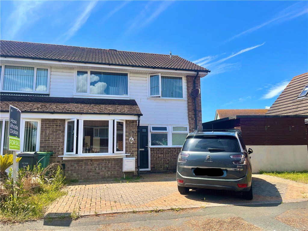 3 bed end terrace house for sale in Park Close, Newport PO30, £260,000
