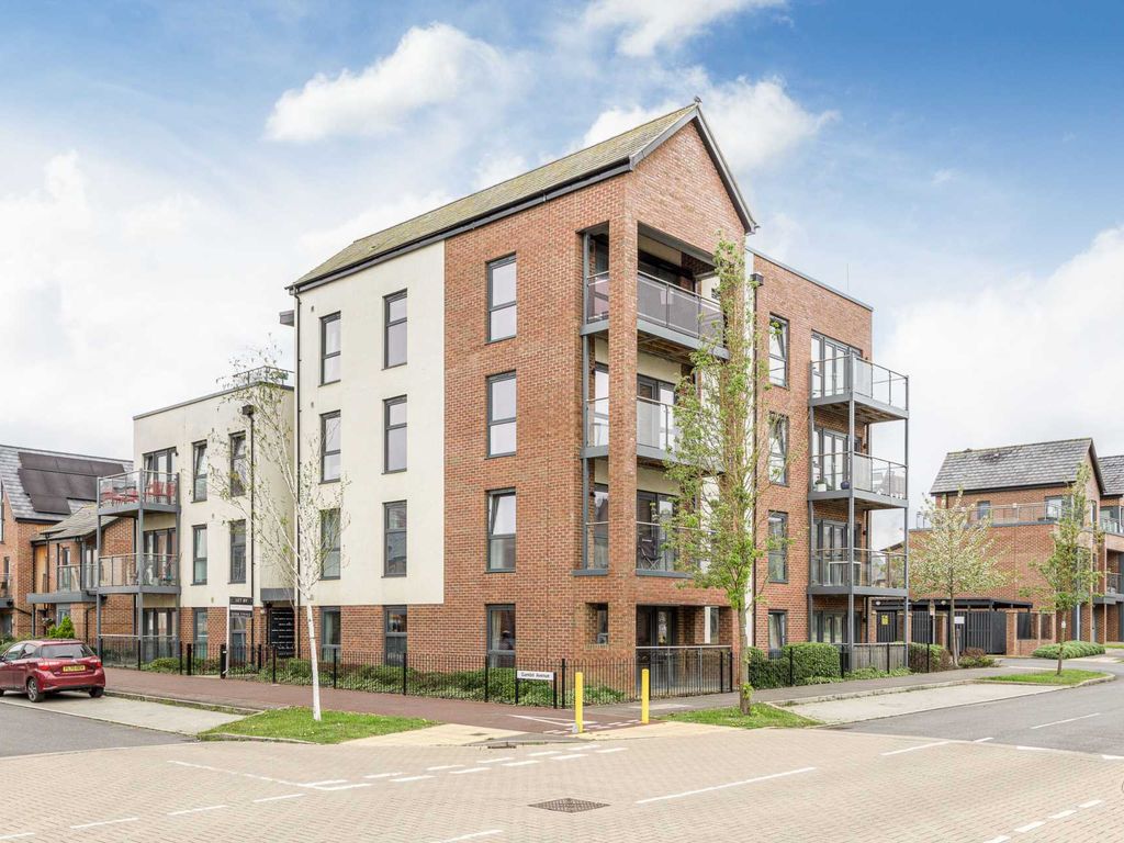 2 bed flat for sale in Gambit Ave, Oakgrove MK10, £270,000