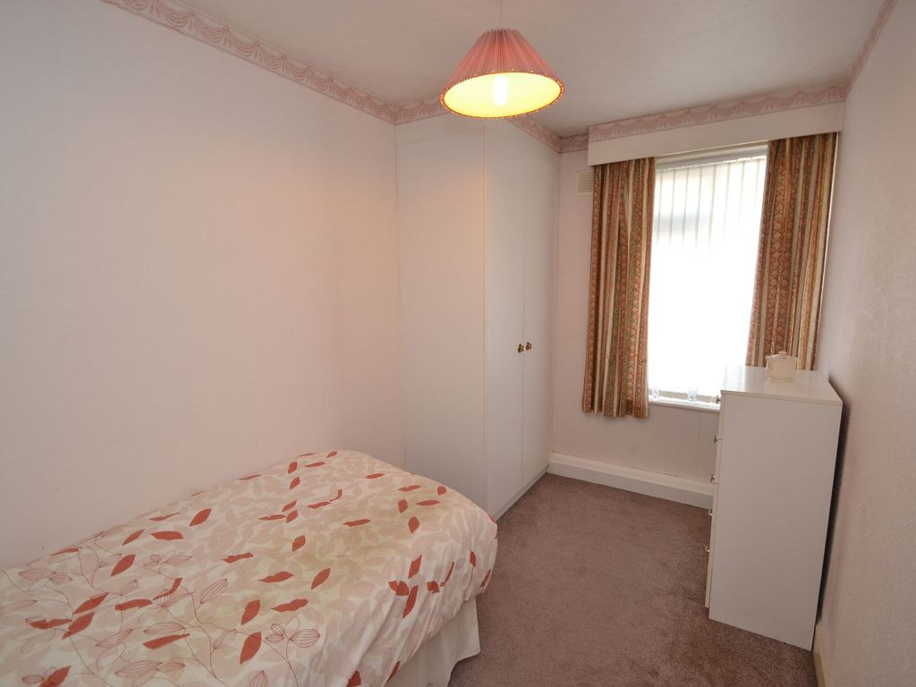 2 bed flat for sale in Bradford Road, Shipley BD18, £125,000