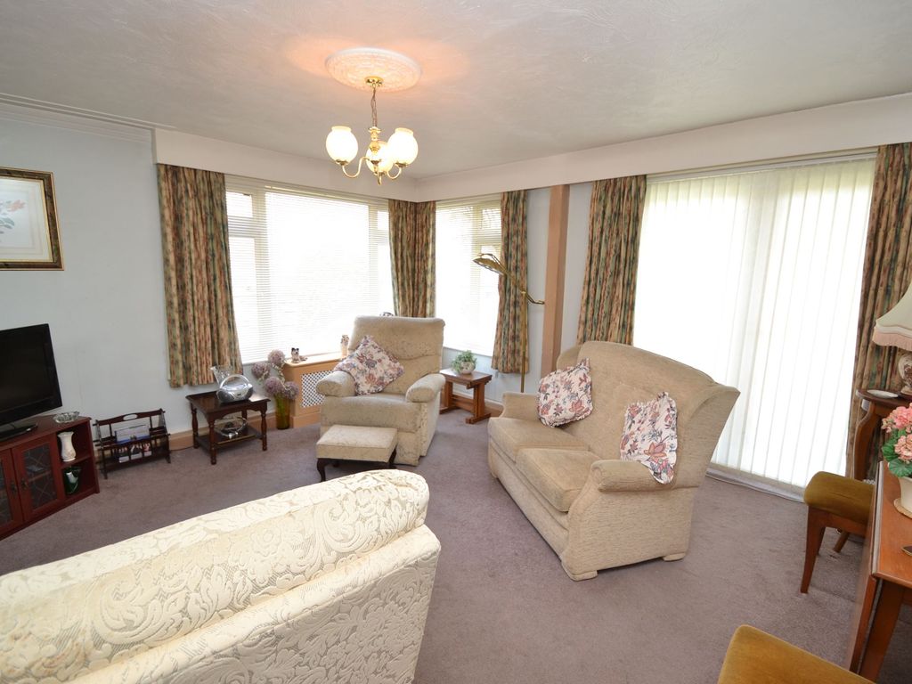 2 bed flat for sale in Bradford Road, Shipley BD18, £125,000