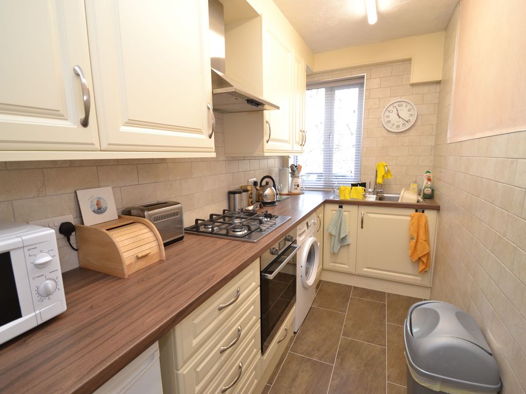 2 bed flat for sale in Bradford Road, Shipley BD18, £125,000