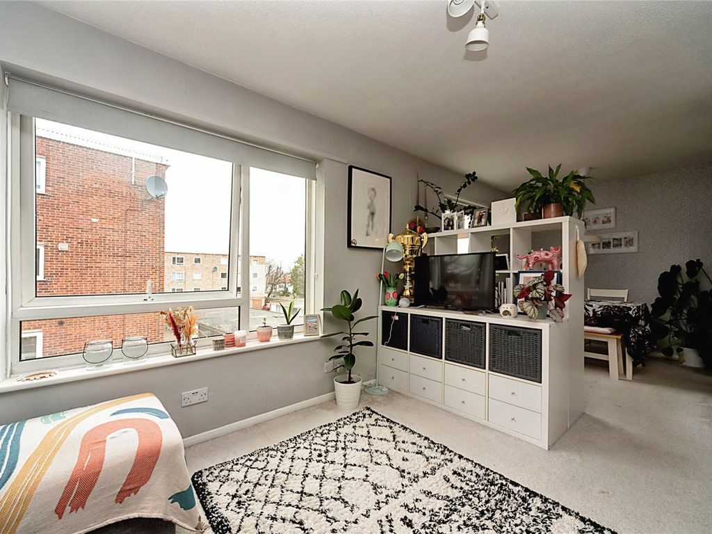 1 bed flat for sale in St. James Road, Sutton SM1, £240,000