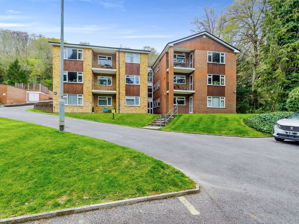 2 bed flat for sale in Harestone Valley Road, Caterham, Surrey CR3, £325,000