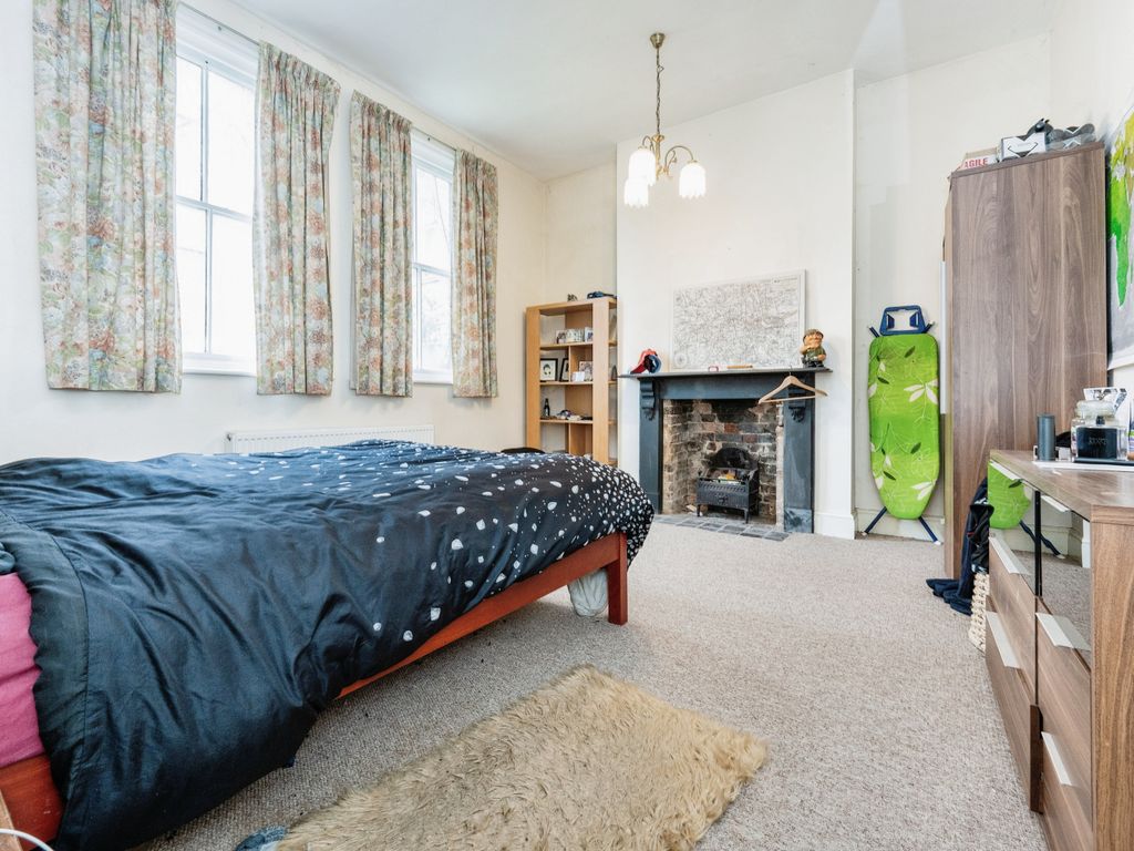 2 bed maisonette for sale in Bromham Road, Bedford, Bedfordshire MK40, £200,000