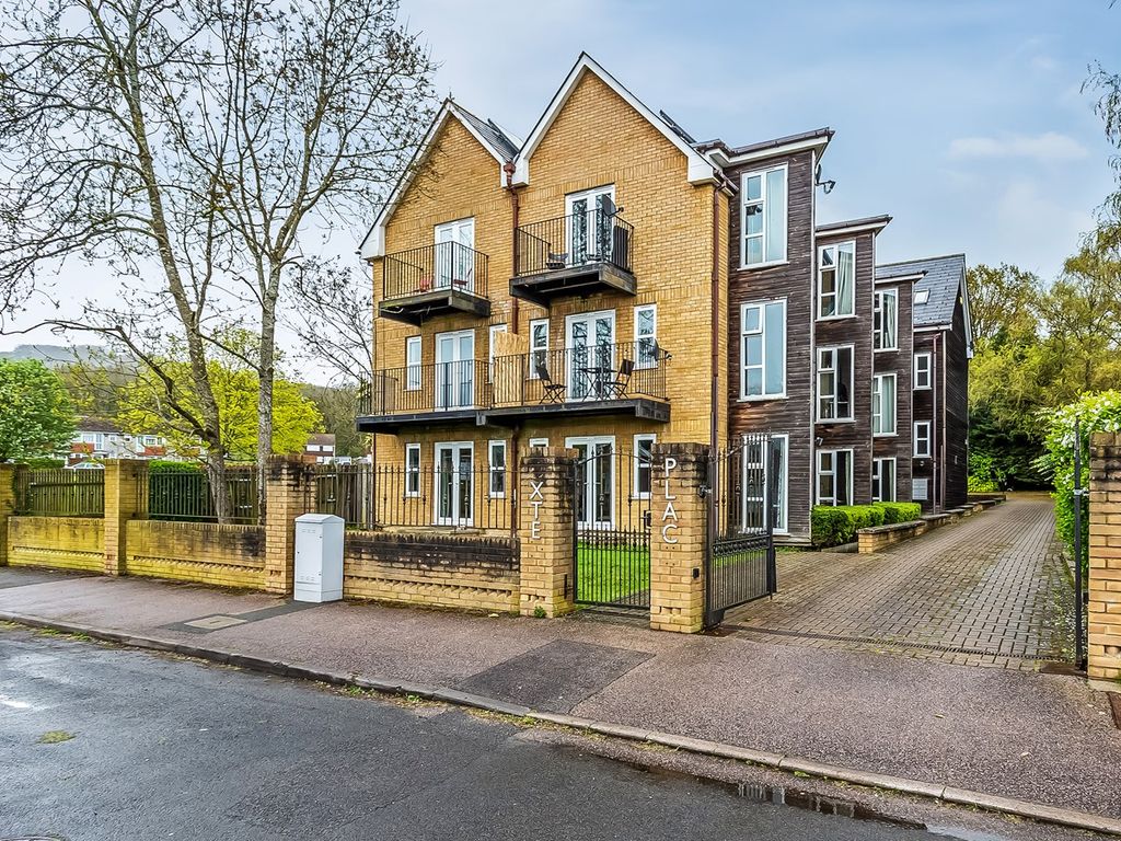2 bed flat for sale in Eastlands Way, Oxted RH8, £299,950