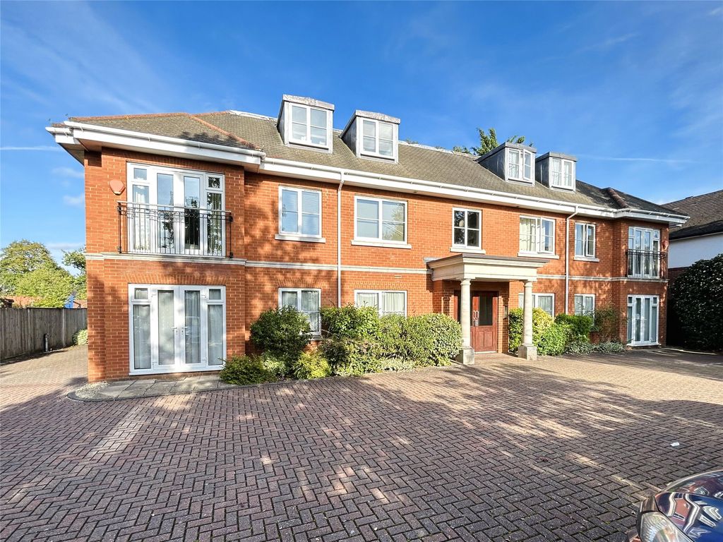 2 bed flat for sale in Reading Road, Winnersh, Wokingham, Berkshire RG41, £240,000