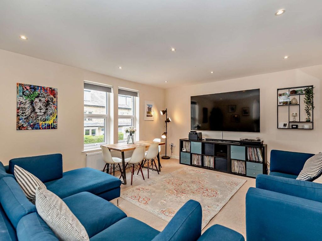 2 bed flat for sale in Forest Avenue, Harrogate HG2, £200,000