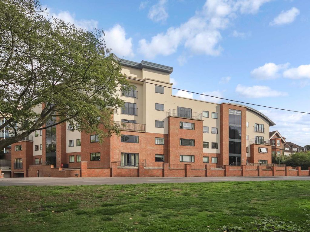 2 bed flat for sale in Brookside Court, Tring HP23, £289,950