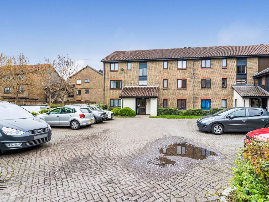 2 bed flat for sale in Whitecroft, Horley RH6, £210,000