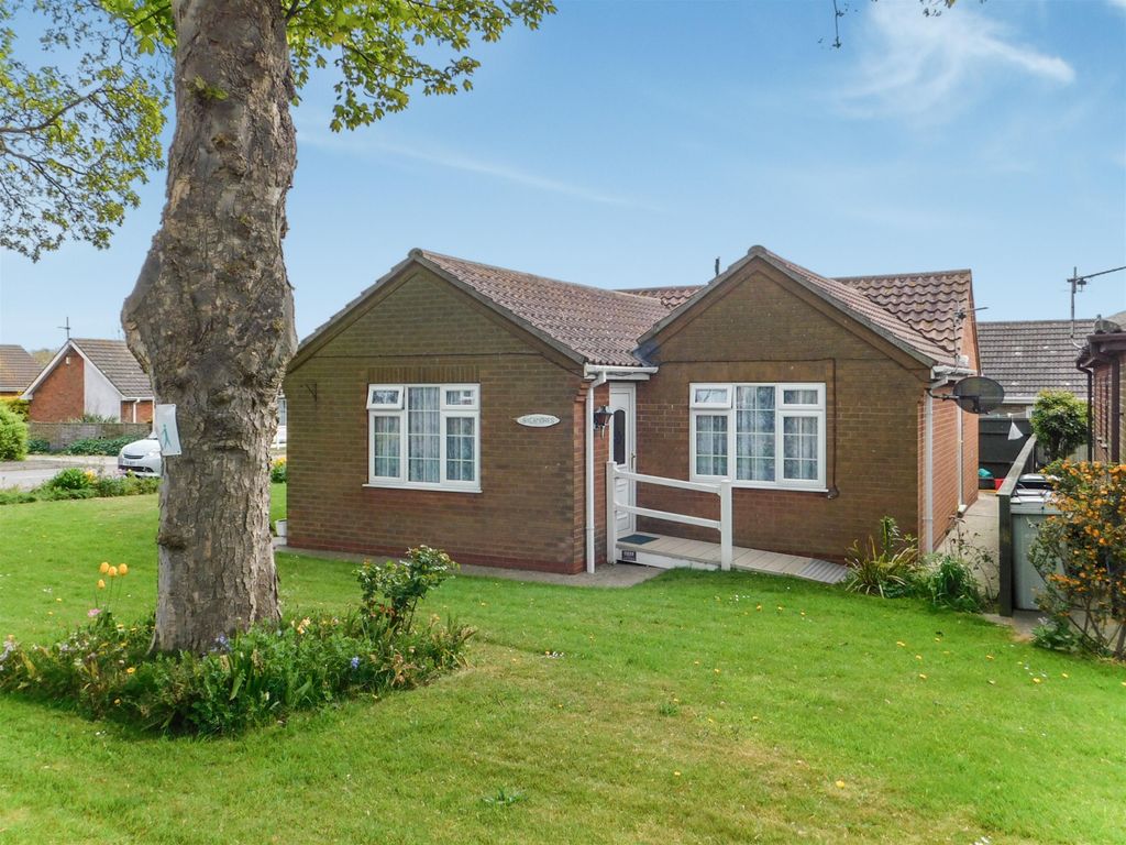 2 bed detached bungalow for sale in Thames Street, Hogsthorpe PE24, £195,000