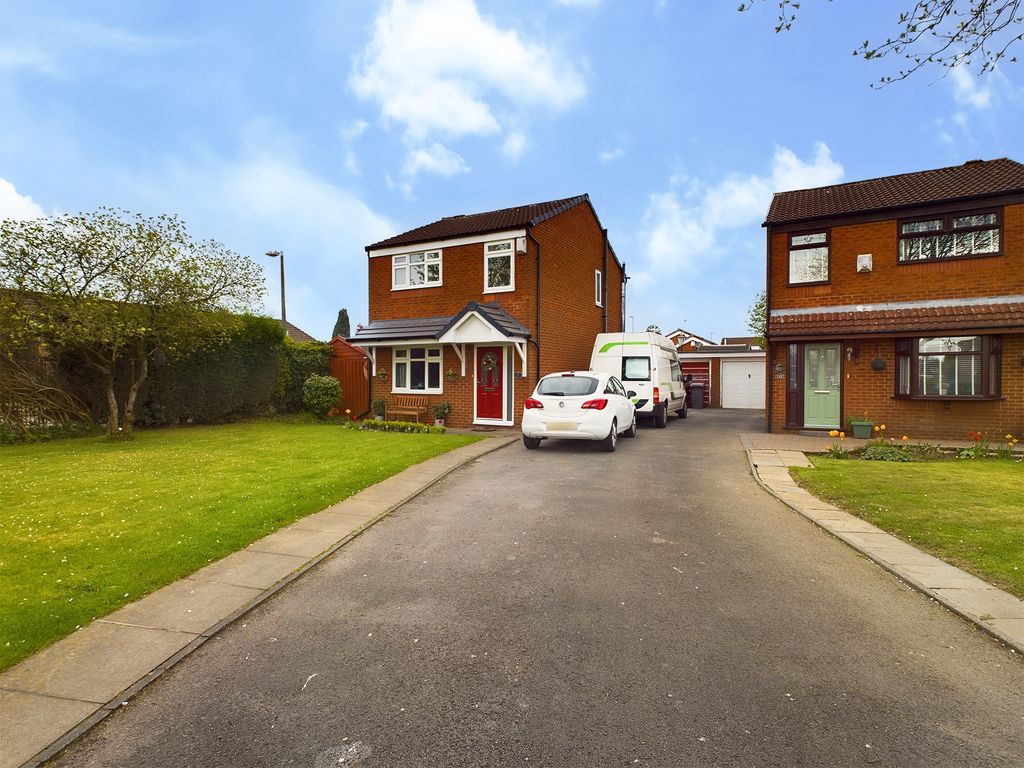 3 bed detached house for sale in Sandbrook Way, Denton, Manchester M34, £320,000
