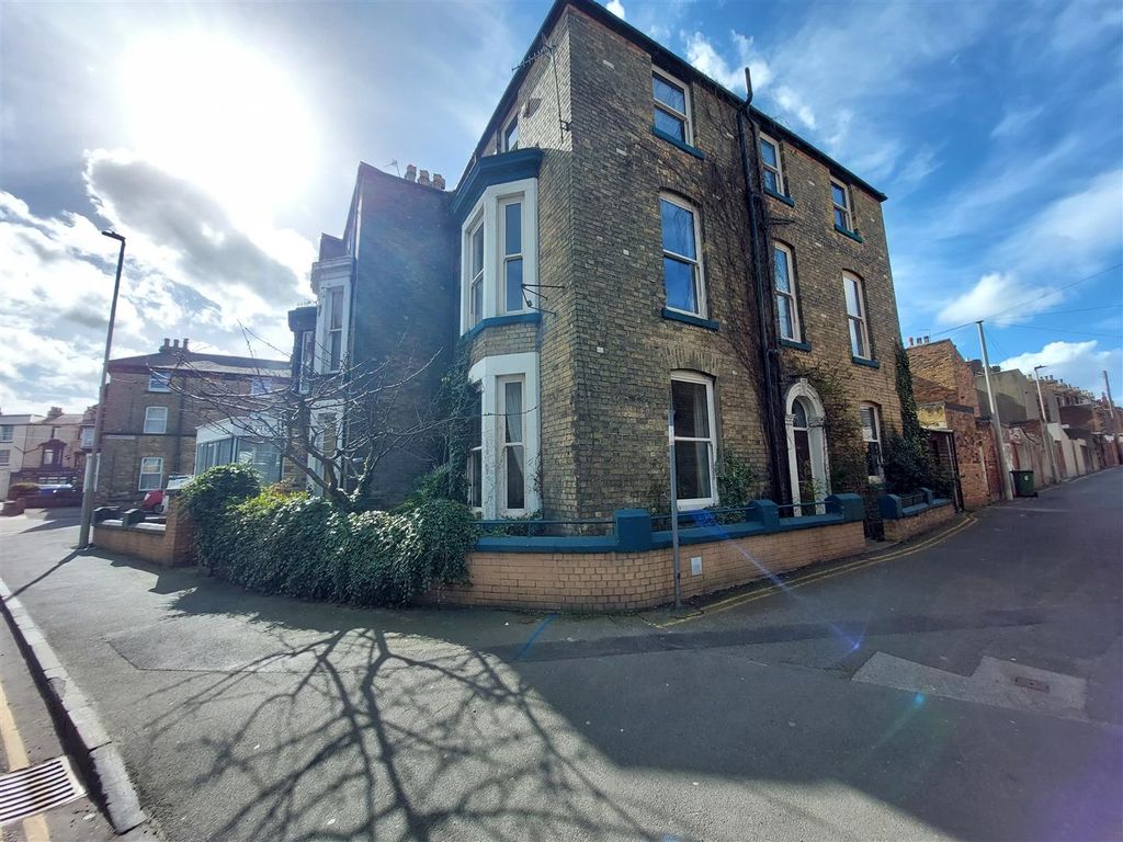 6 bed town house for sale in Victoria Road, Scarborough YO11, £200,000