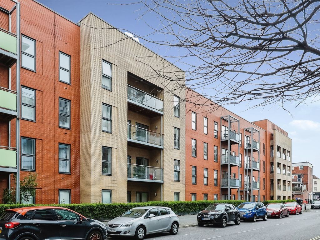 2 bed flat for sale in Cross Street, Portsmouth PO1, £230,000