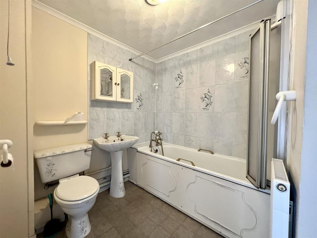 2 bed flat for sale in The Ridings, Portsmouth PO2, £179,995