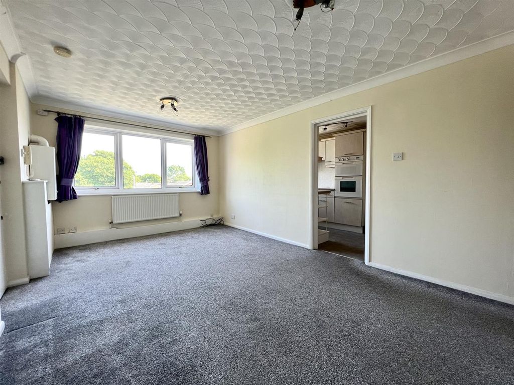 2 bed flat for sale in The Ridings, Portsmouth PO2, £179,995