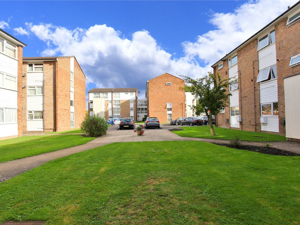 2 bed flat for sale in Mintern Close, London N13, £300,000