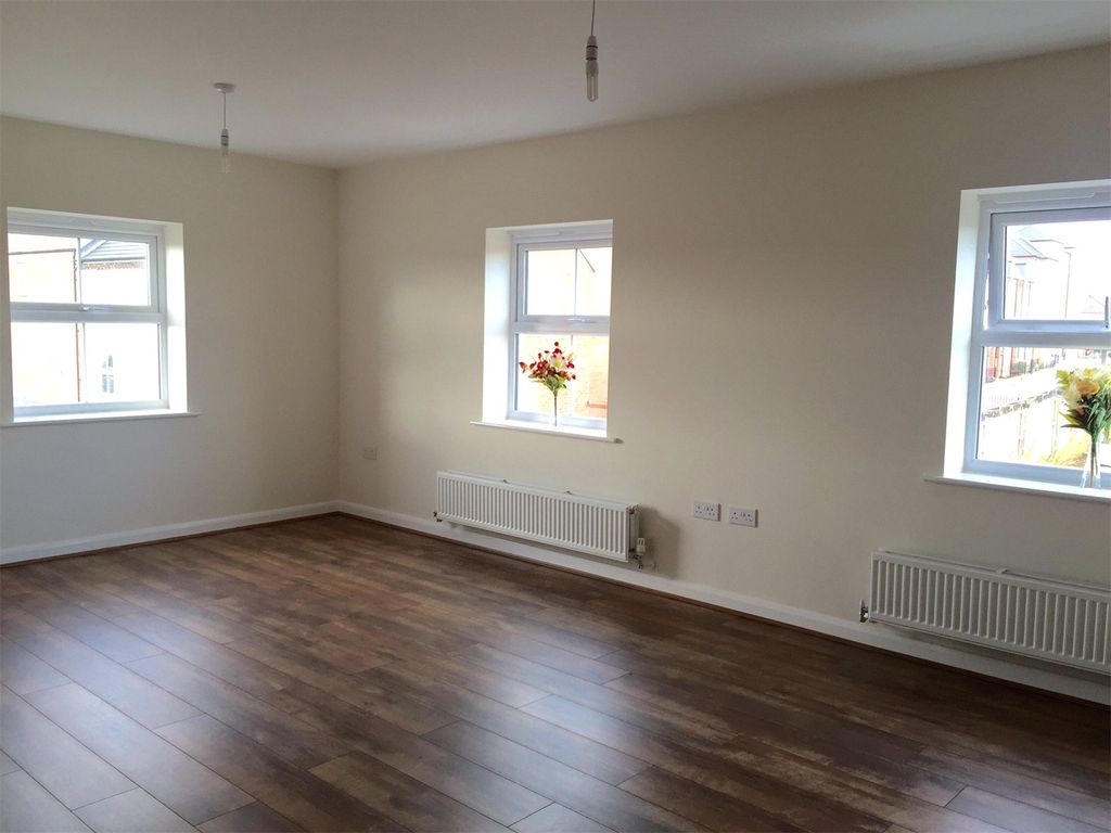 2 bed flat for sale in Edinburgh Road, Nuneaton, Warwickshire CV10, £125,000