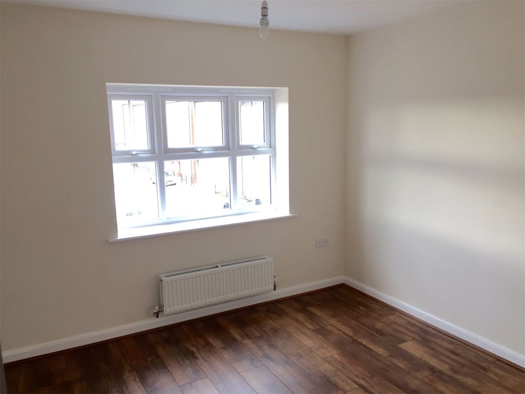 2 bed flat for sale in Edinburgh Road, Nuneaton, Warwickshire CV10, £125,000