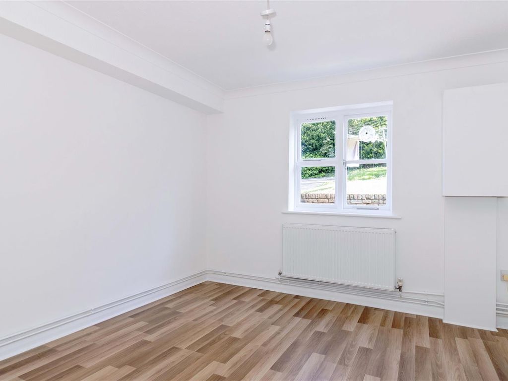 1 bed flat for sale in Coombe Road, Brighton BN2, £200,000