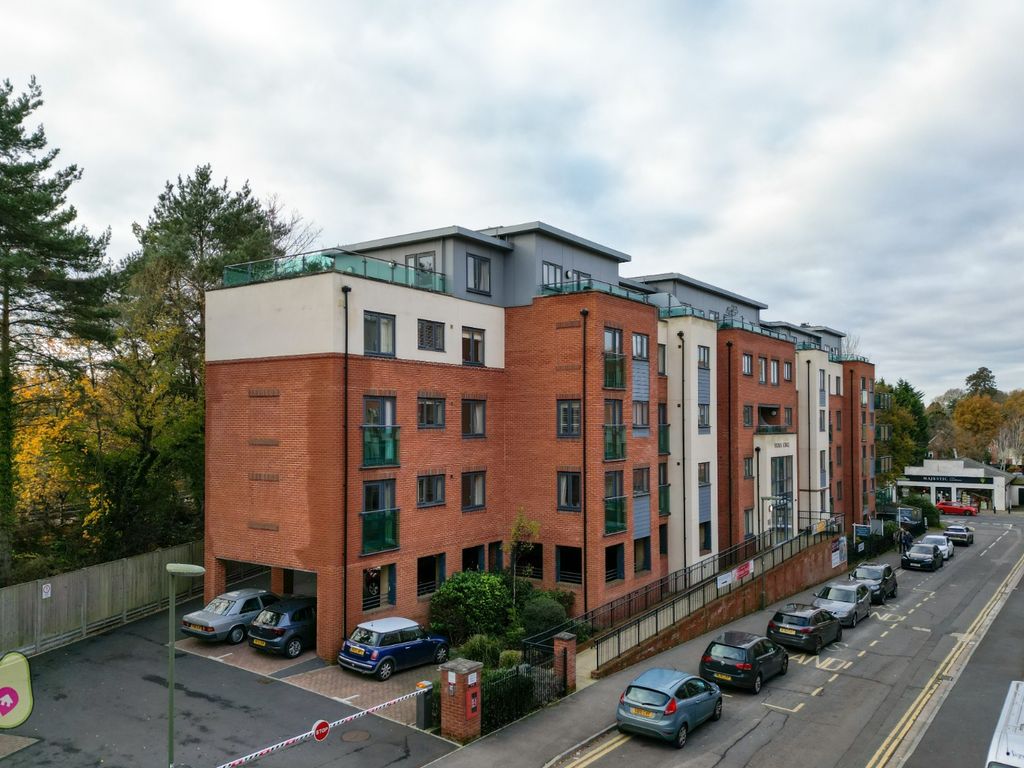 1 bed flat for sale in Stokes Lodge, 3 Park Lane, Camberley, Surrey GU15, £135,000
