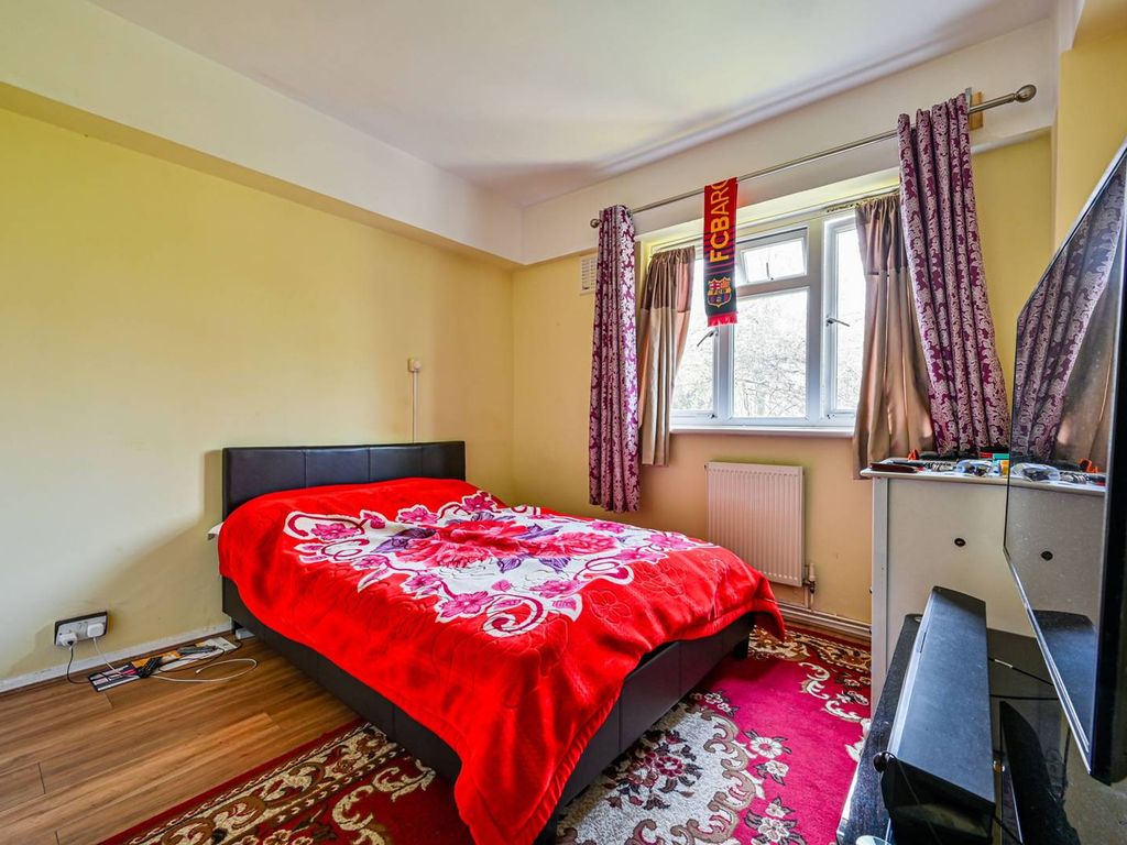 2 bed flat for sale in Deepdene Gardens, Brixton Hill, London SW2, £300,000