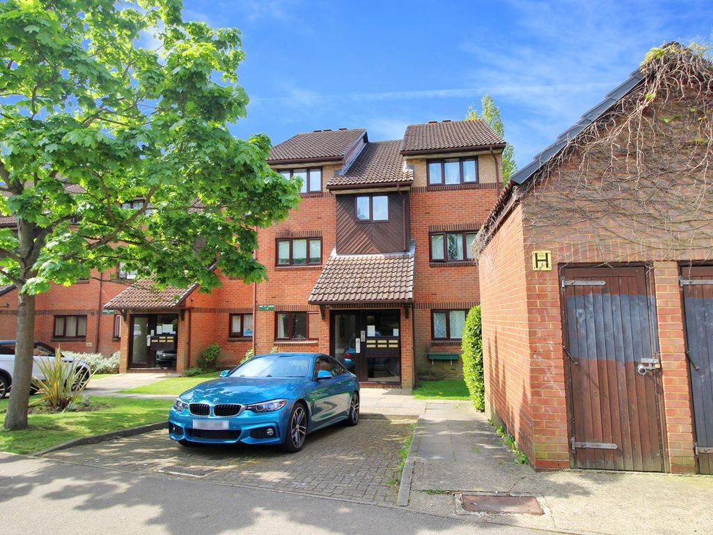 1 bed flat for sale in Pavilion Way, Edgware HA8, £239,950