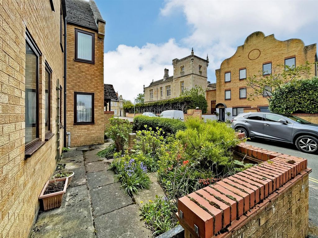 2 bed flat for sale in Welland Mews, Stamford PE9, £200,000