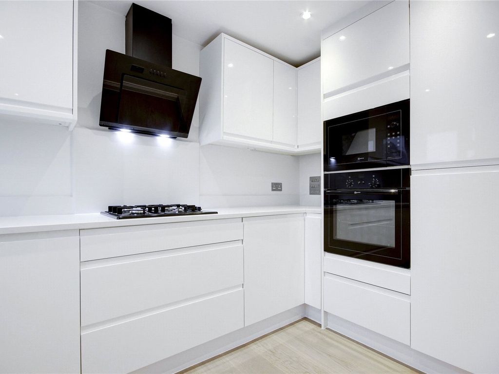 1 bed flat for sale in Colney Hatch Lane, Friern Barnet, London N11, £275,000