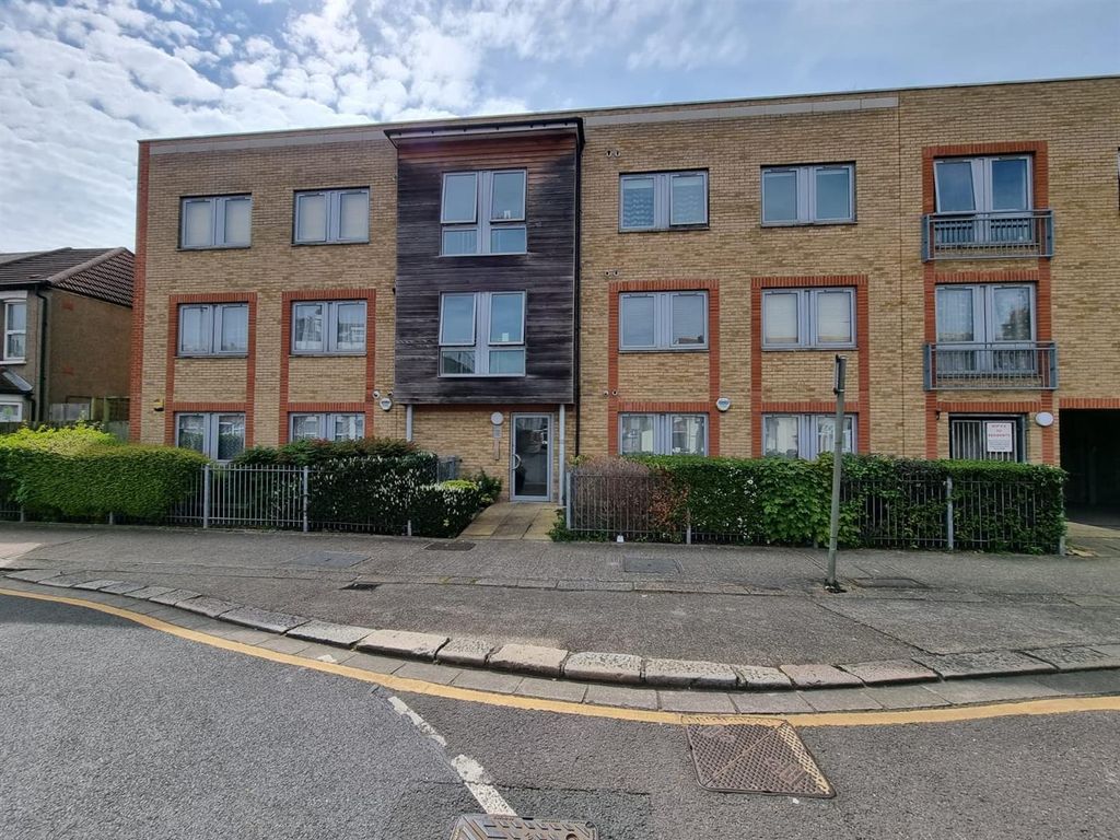 2 bed flat for sale in Victoria Road, Barking IG11, £250,000