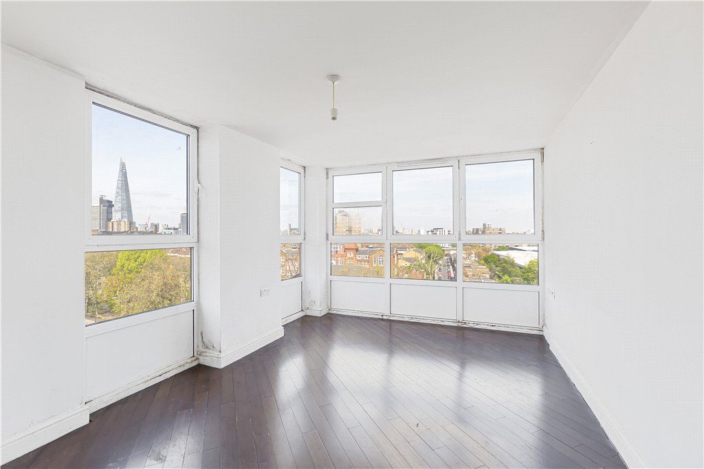 2 bed flat for sale in Old Kent Road, London SE1, £330,000