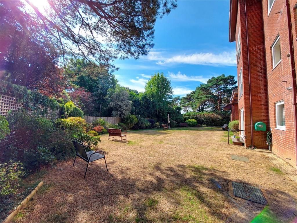 2 bed flat for sale in Canford Cliffs Road, Canford Cliffs, Poole BH13, £249,900