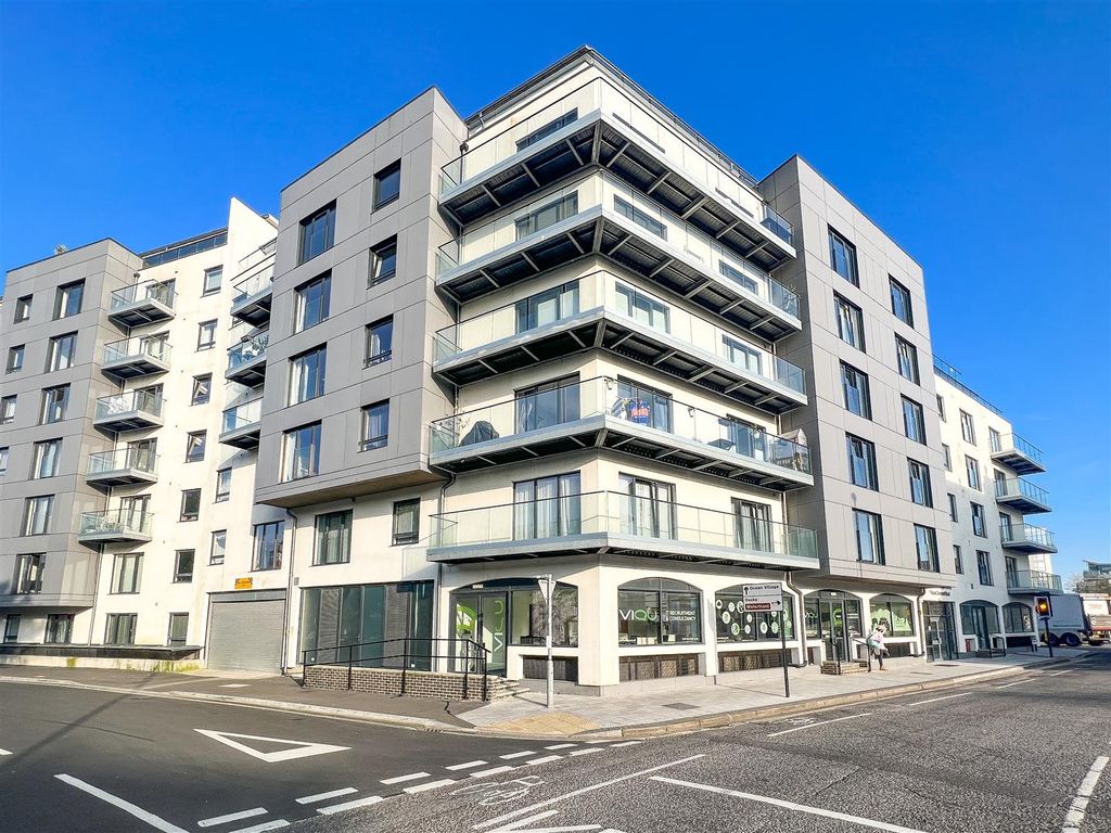 1 bed flat for sale in Royal Crescent Road, Ocean Village, Southampton SO14, £160,000