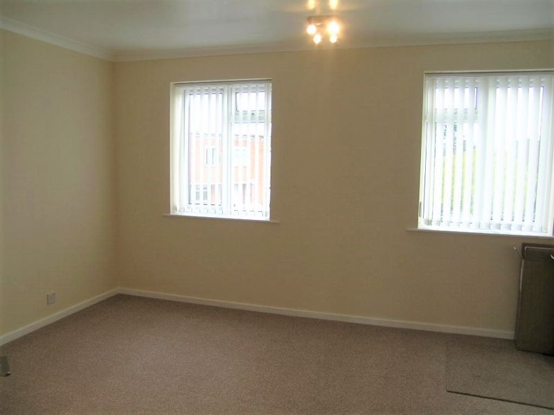 2 bed flat for sale in Burkes Road, Beaconsfield HP9, £285,000