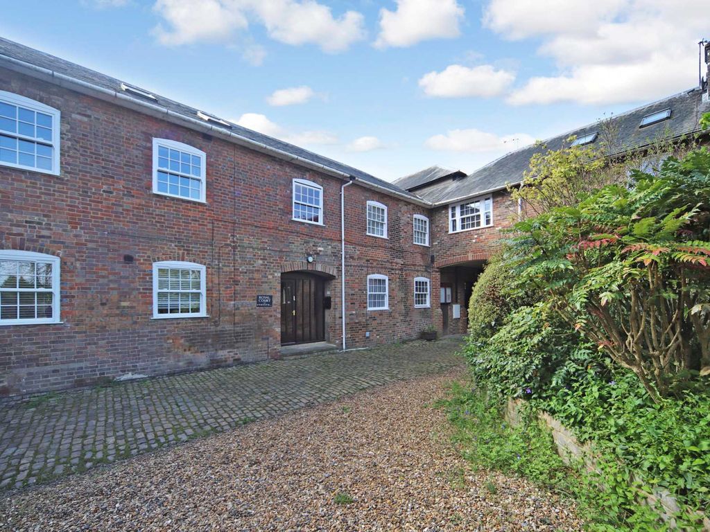 1 bed flat for sale in Royal Court, Tring Station, Tring HP23, £189,950