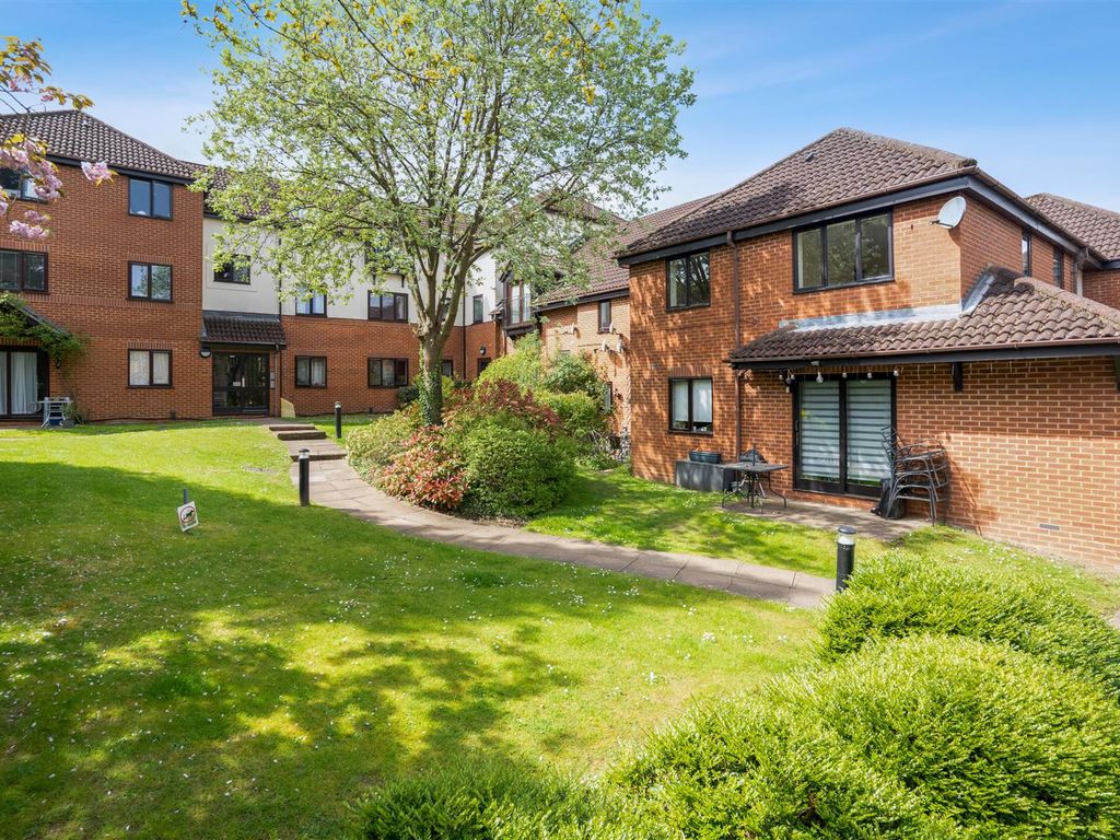 1 bed flat for sale in St. Georges Court, Eaton Avenue, High Wycombe HP12, £160,000
