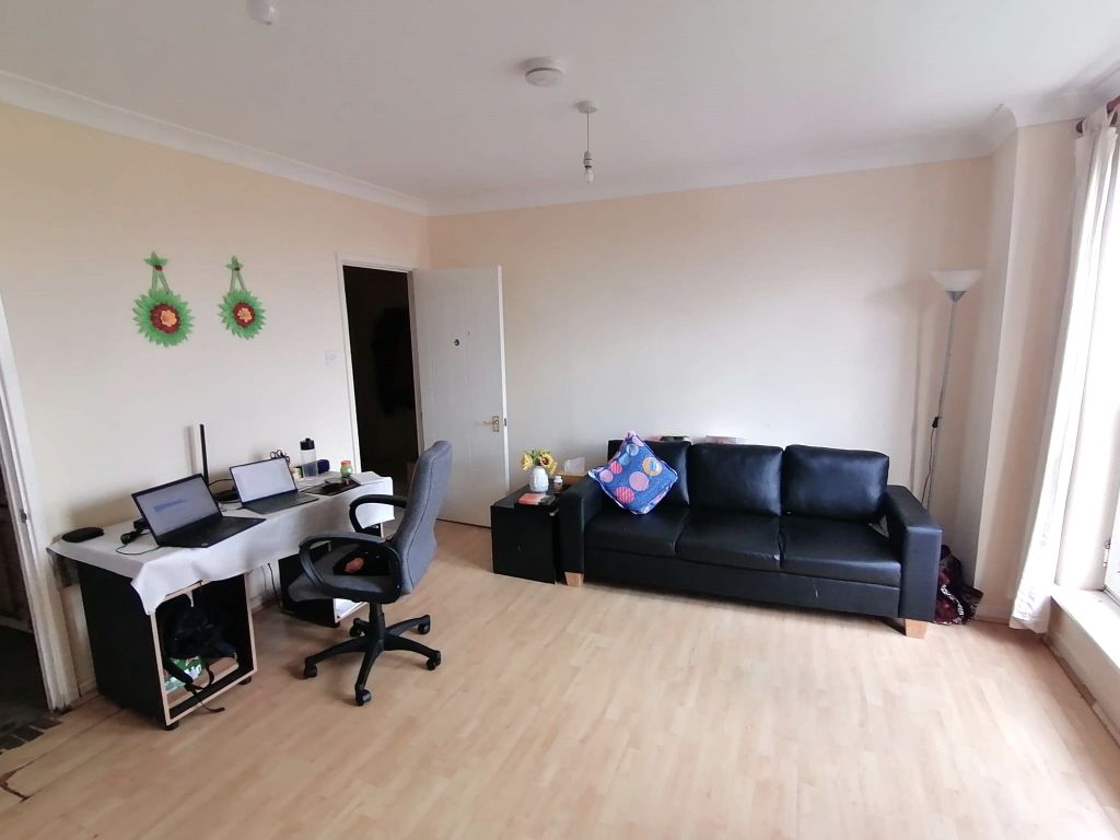 1 bed flat for sale in High Street, Hounslow TW3, £220,000