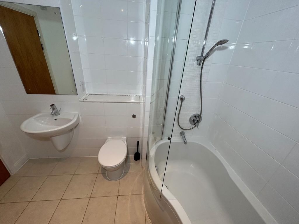 1 bed flat for sale in Roman Wall, Bath Lane, Leicester LE3, £120,000