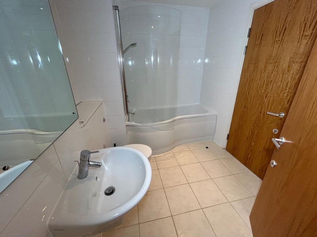 1 bed flat for sale in Roman Wall, Bath Lane, Leicester LE3, £120,000