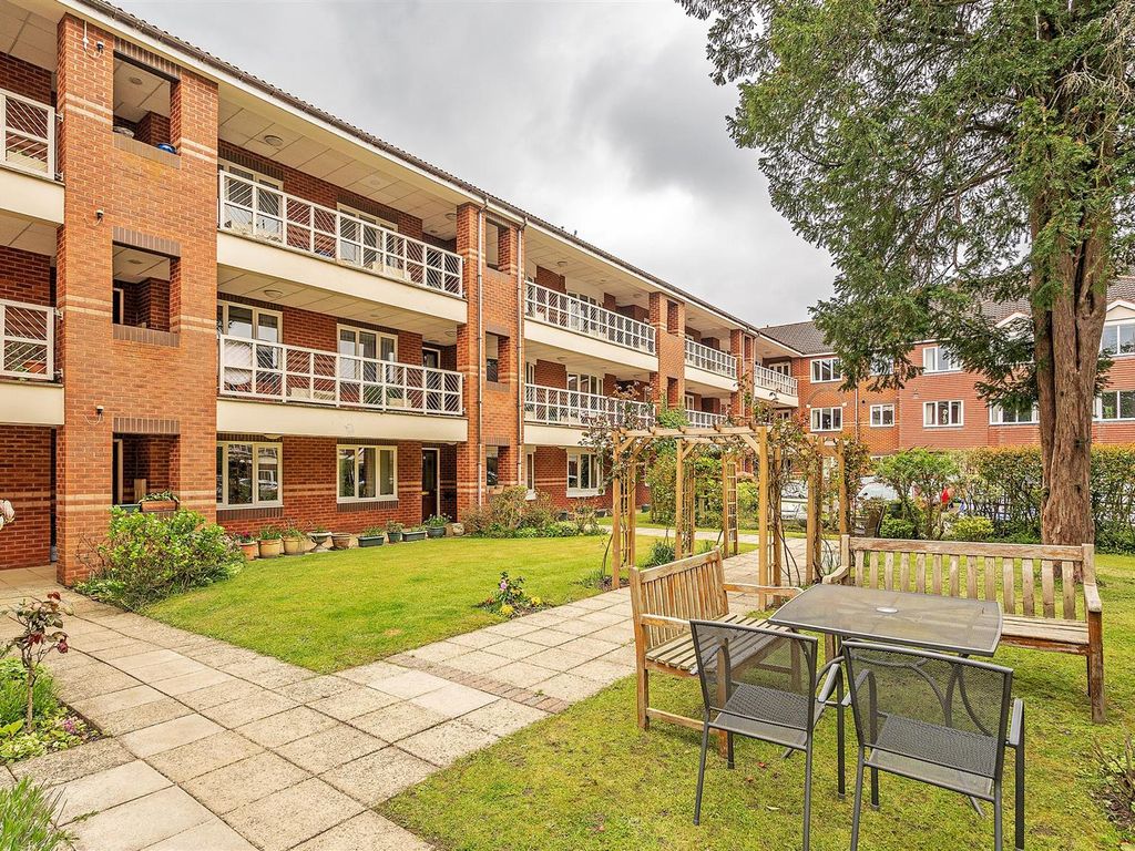 2 bed flat for sale in Grange Road, Solihull B91, £185,000