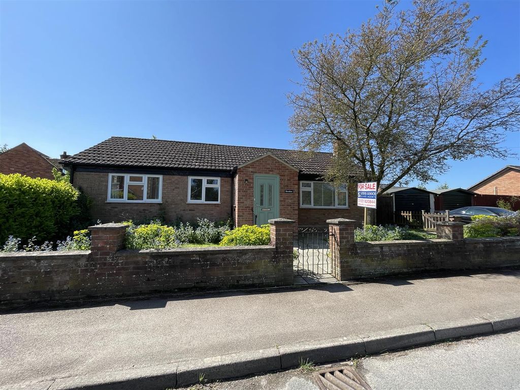 3 bed detached bungalow for sale in Prince Crescent, Staunton, Gloucester GL19, £335,000