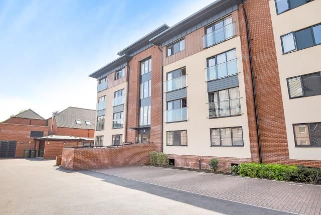 2 bed flat for sale in Newbury, Berkshire RG14, £225,000