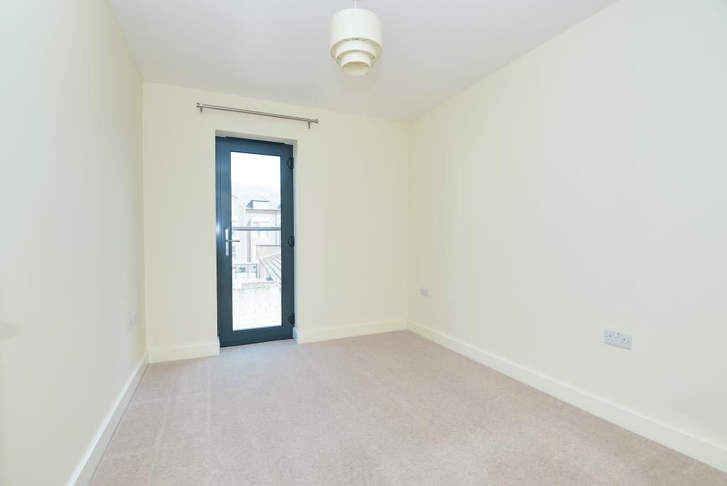 2 bed flat for sale in Newbury, Berkshire RG14, £225,000